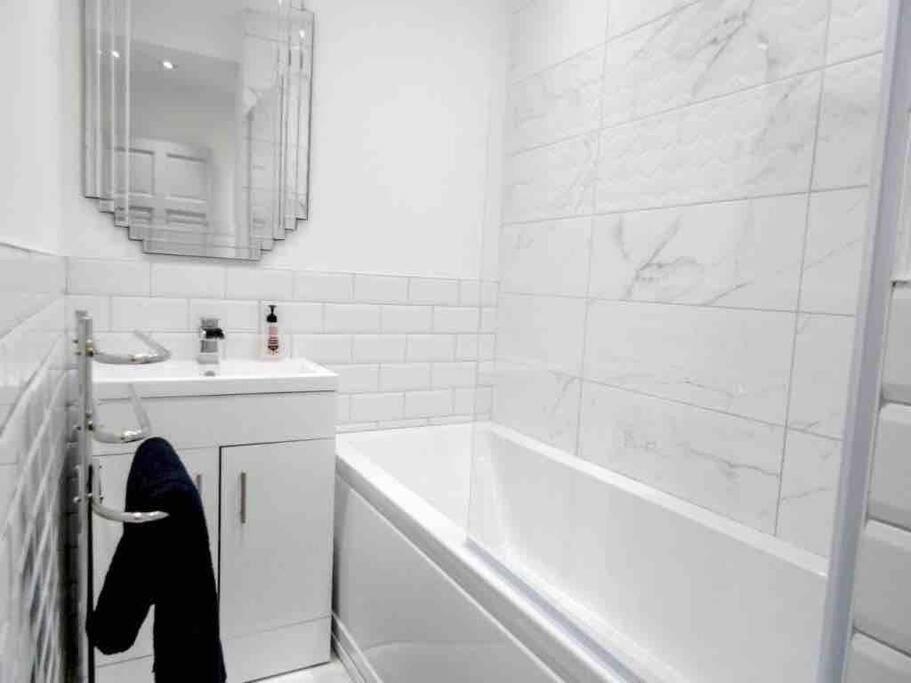 Spacious 4 Bed Rooms, Parking, Garden&Near Parks, Beaches&University Bournemouth Exterior foto